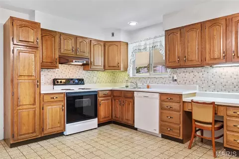 Kitchen - 6138 Emerald Ave, Ferguson, MO 63135 photo 4 of 4
