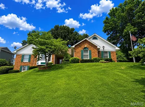 17 Rio Vista Dr, Saint Charles, MO 63303