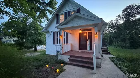 2703 Summit Ave, Overland, MO 63114