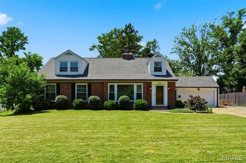 557 N Woodlawn Ave, Kirkwood, MO 63122
