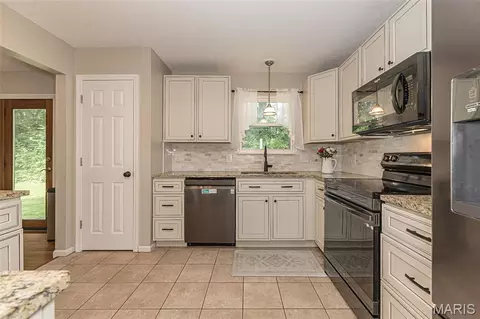 Kitchen - 468 Talbert Ct, Ballwin, MO 63021 photo 4 of 4