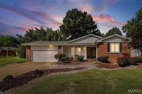 5106 River Aire Dr, Godfrey, IL 62035
