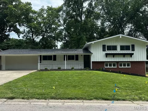 216 Country Club Ln, Belleville, IL 62223