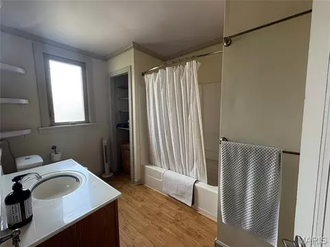 Bath - 310 Hooker St, Washington, MO 63090 photo 1 of 2