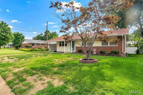 1525 Pepperhill Dr, Florissant, MO 63033