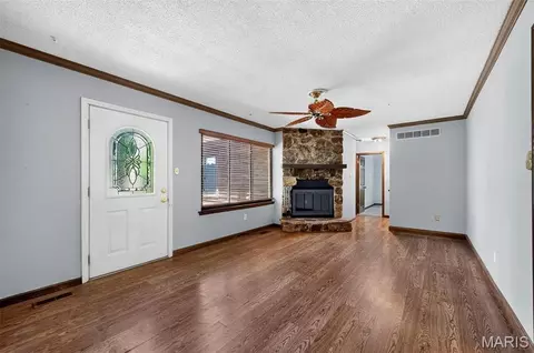 Living - 105 Willow Dr, Eureka, MO 63025 photo 2 of 4