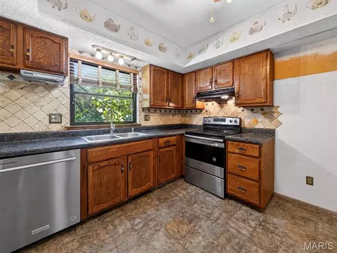 Kitchen - 105 Willow Dr, Eureka, MO 63025 photo 2 of 3