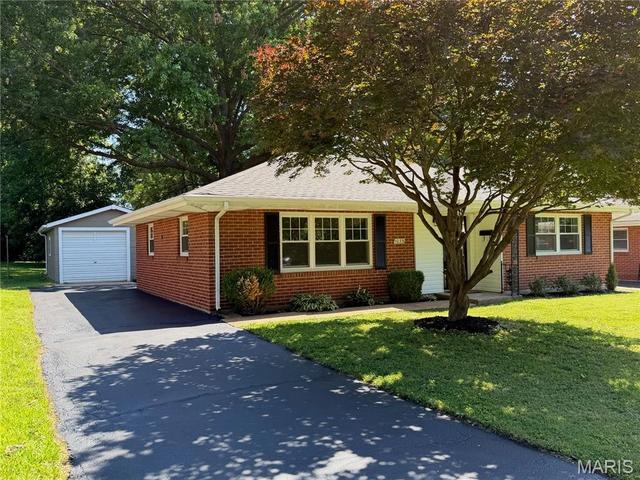 1035 Saint Marie St, Florissant, MO 63031