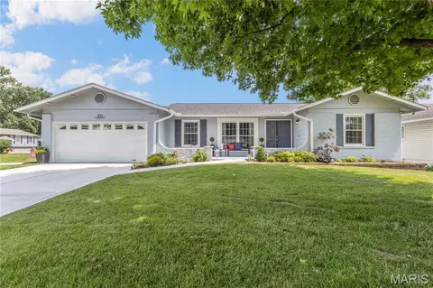 373 Sorrento Dr, Ballwin, MO 63021
