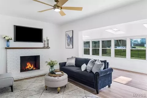 Living - 1152 Tumbleweed Trl, Ellisville, MO 63011 photo 2 of 7
