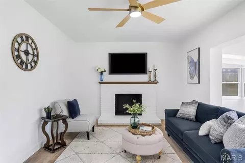 Living - 1152 Tumbleweed Trl, Ellisville, MO 63011 photo 4 of 7