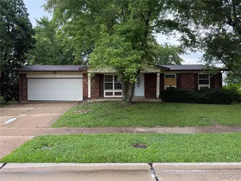 1620 Woodman Dr, Florissant, MO 63031