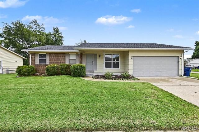 2904 Advance Dr, Florissant, MO 63031