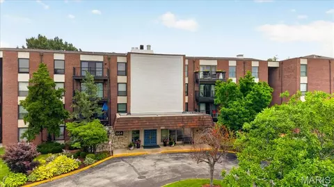 564 Sarah Ln #104, Saint Louis, MO 63141