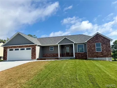 825 Barclay Dr, Farmington, MO 63640