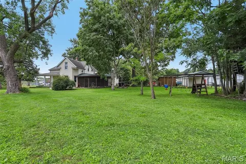 Exterior - 515 E 3rd North St, Mount Olive, IL 62069 photo 8 of 13