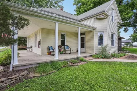 Exterior - 515 E 3rd North St, Mount Olive, IL 62069 photo 5 of 13