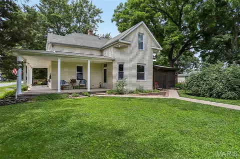 Exterior - 515 E 3rd North St, Mount Olive, IL 62069 photo 3 of 13