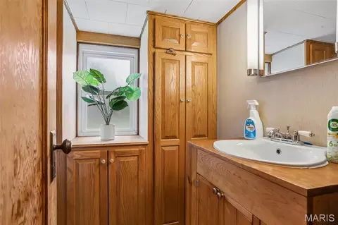 Bath - 515 E 3rd North St, Mount Olive, IL 62069 photo 2 of 3