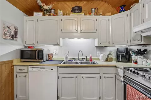 Kitchen - 515 E 3rd North St, Mount Olive, IL 62069 photo 2 of 3