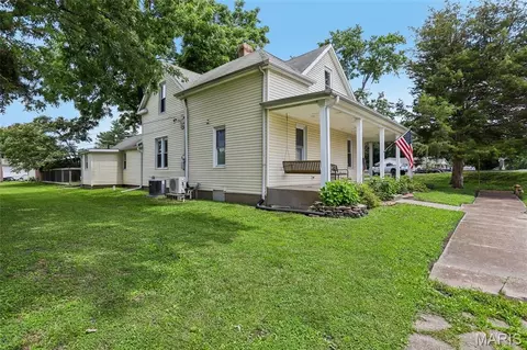 Exterior - 515 E 3rd North St, Mount Olive, IL 62069 photo 2 of 13