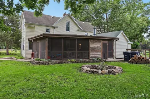 Exterior - 515 E 3rd North St, Mount Olive, IL 62069 photo 9 of 13