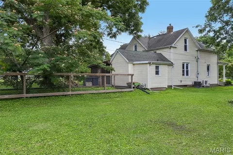 Exterior - 515 E 3rd North St, Mount Olive, IL 62069 photo 11 of 13