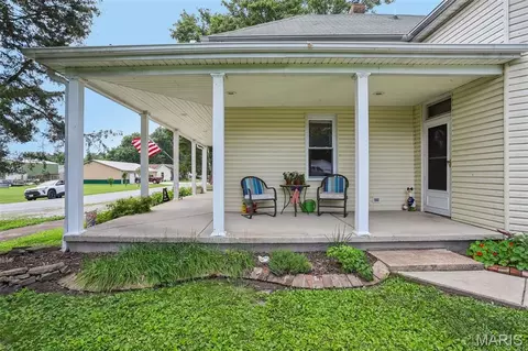 Exterior - 515 E 3rd North St, Mount Olive, IL 62069 photo 4 of 13