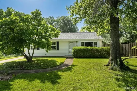 8 Banbury Ct, Saint Louis, MO 63126