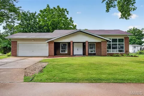 7323 Cartwheel Ln, Hazelwood, MO 63042
