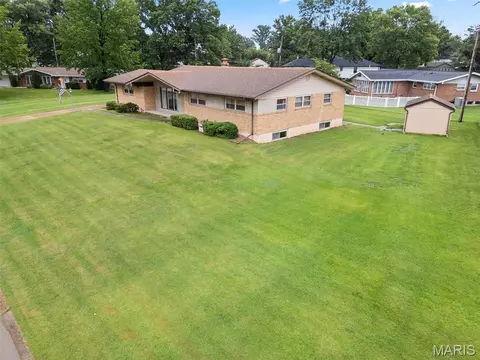 Exterior - 10215 Dovercrest Dr, Sappington, MO 63128 photo 2 of 9