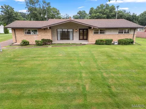 10215 Dovercrest Dr, Sappington, MO 63128