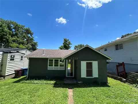 3214 W Milton Ave, Breckenridge Hills, MO 63114