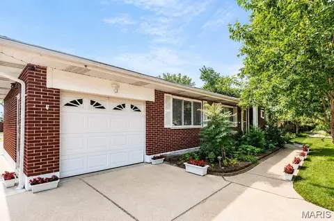9904 Markhall Ln, Saint Louis, MO 63123