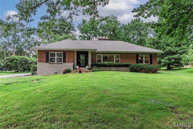46 Grantwood Ln, Grantwood Village, MO 63123