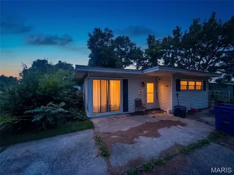 15 Marquette Dr, Florissant, MO 63031