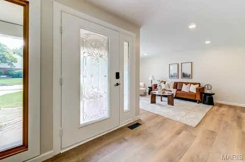 Entry Way - 471 Maymont Dr, Ballwin, MO 63011 photo 4 of 4