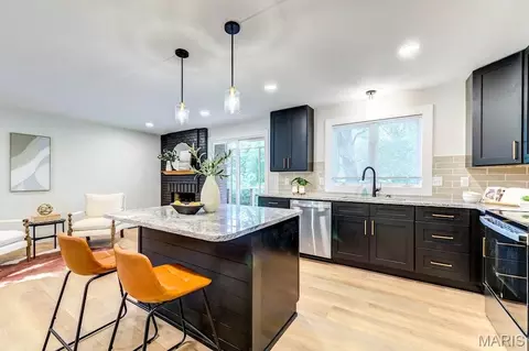 Kitchen - 471 Maymont Dr, Ballwin, MO 63011 photo 6 of 7