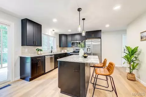 Kitchen - 471 Maymont Dr, Ballwin, MO 63011 photo 4 of 7