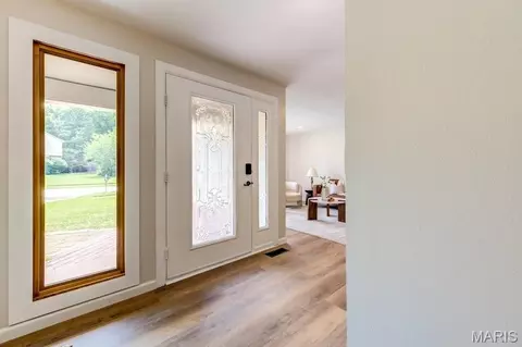 Entry Way - 471 Maymont Dr, Ballwin, MO 63011 photo 3 of 4