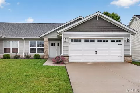 110 Auburn Ct #B, Highland, IL 62249