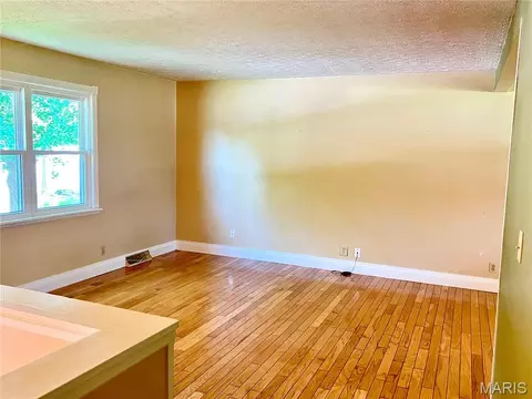 Living - 1310 Hillview Dr, Rolla, MO 65401 photo 2 of 3
