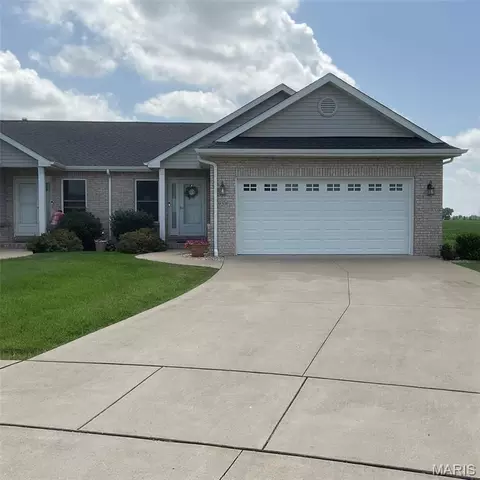 95 Crimson Ct #B, Highland, IL 62249