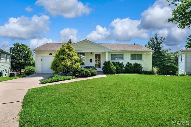 1064 Barry Ct, Kirkwood, MO 63122