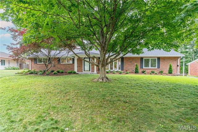 8 Tealwood Dr, Creve Coeur, MO 63141