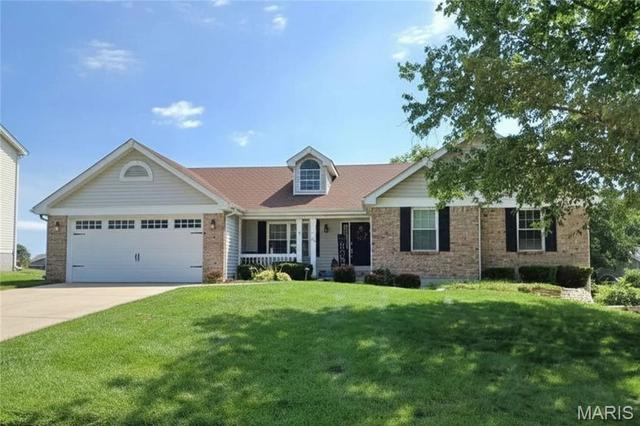 418 Fox Lair Dr, Saint Charles, MO 63303