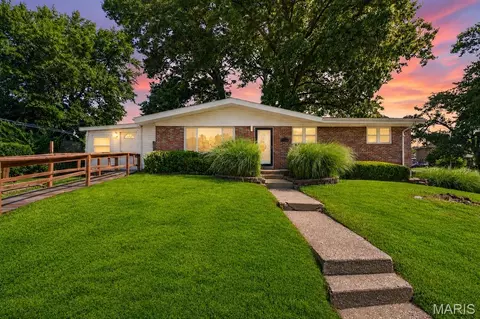 1723 Gulf Dr, Saint Louis, MO 63130