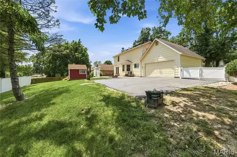 Exterior - 303 Fox Briar Ln, Ballwin, MO 63021 photo 6 of 8