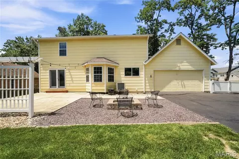 Exterior - 303 Fox Briar Ln, Ballwin, MO 63021 photo 7 of 8