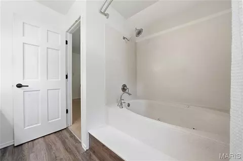 Bath - 303 Fox Briar Ln, Ballwin, MO 63021 photo 3 of 4